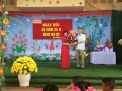 Đ/c: Nguyễn Hữu Thạch tặng hoa chúc mừng nhà trường